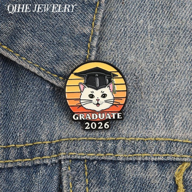 QIHE JEWELRY Anstecknadel, Weiße Katze mit Doktorhut, Weiß - Bild 1