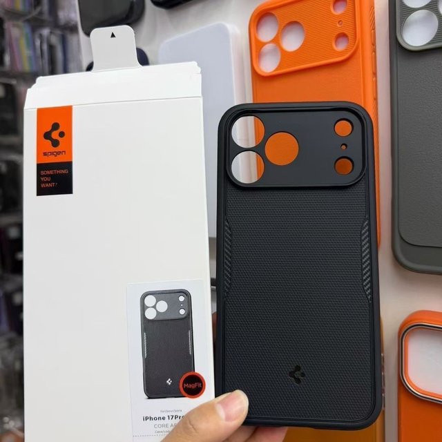 Spigen Rugged Armor Handyhülle aus TPU mit MagSafe für iPhone 17, iPhone 17 Pro, iPhone 17 Air und iPhone 18 Pro Max in Blau - Bild 1