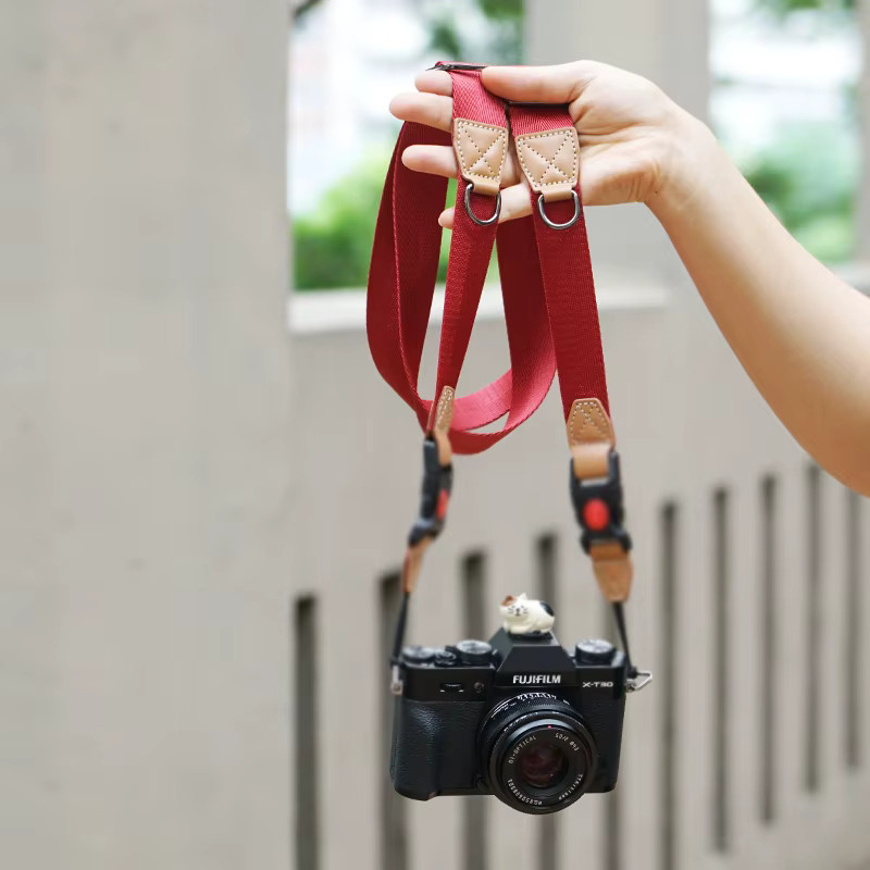 Universeller Kameragurt als Schulter- und Nackengurt mit Schnellverschluss und einstellbarer Länge für Sony, Nikon, Canon und Fuji in Grau oder Rot - Bild 1