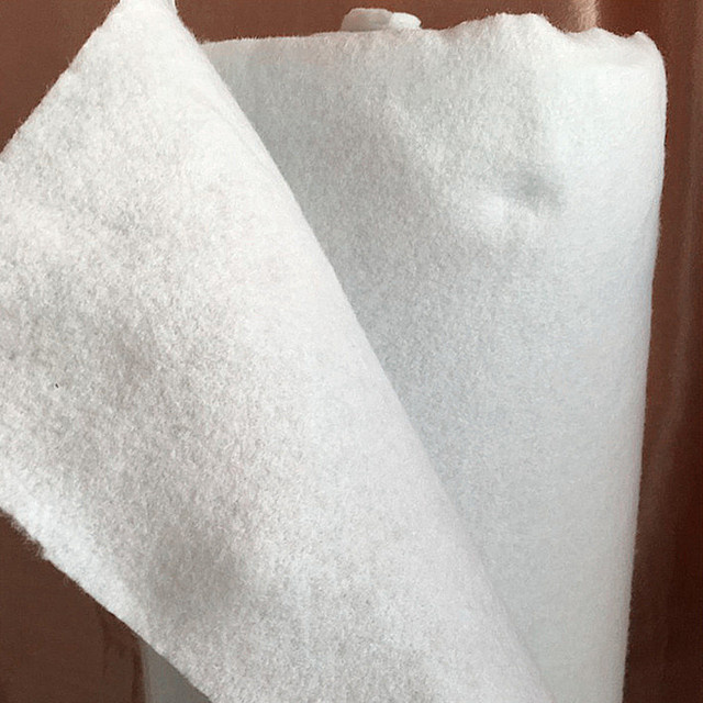 Weiße Baumwollvlies Watte als Füllstoff und Futterstoff für DIY-Nähprojekte und Quilten - Bild 1