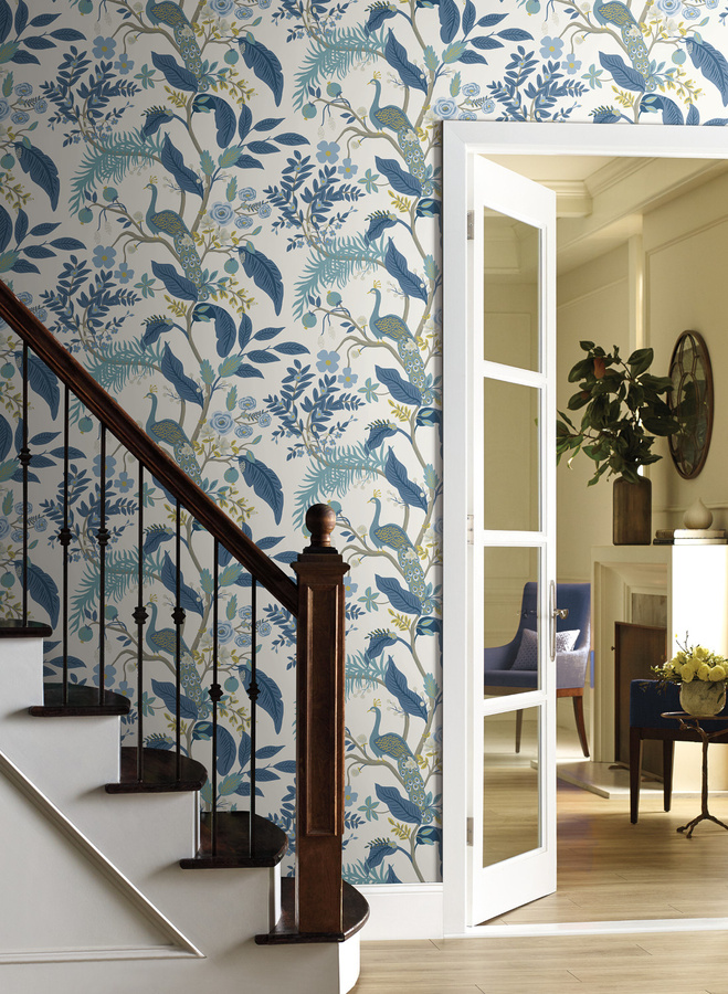 Rifle Paper Co. Tapete Peacock Blau mit floralem Art Nouveau Design und Tiermotiven - Bild 1
