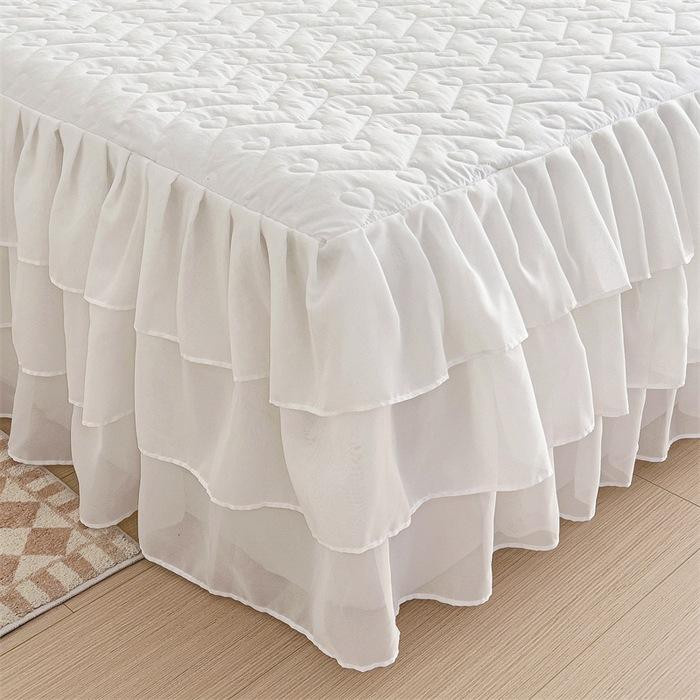 Bettrock aus Spitze mit Herzmuster von Your Warm Home in Weiß, gesteppter Chiffon-Saum, B/T: 150 x 200 cm - Bild 1