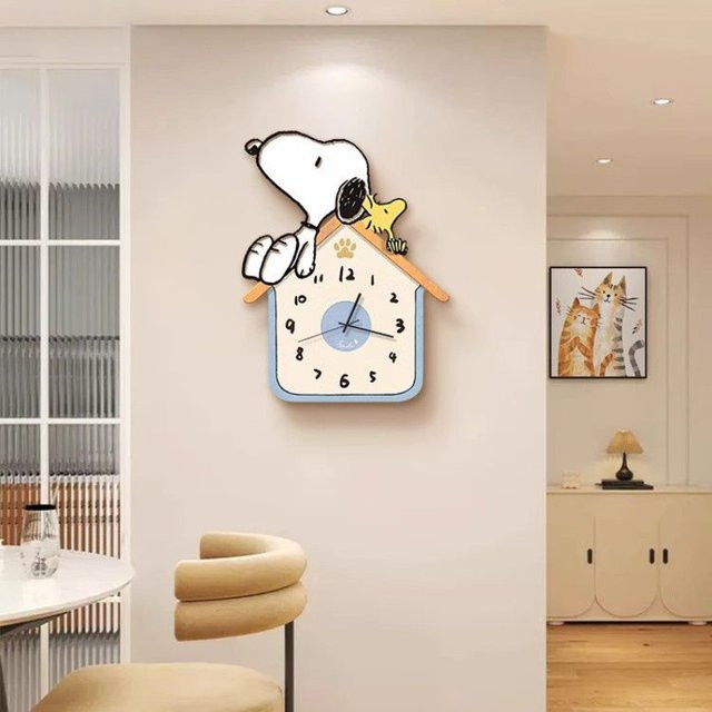 Bandai Snoopy Cartoon Wanduhr in Beige und Weiß, runde analoge Wanduhr im modernen Design für Wohnzimmer und Esszimmer - Bild 1