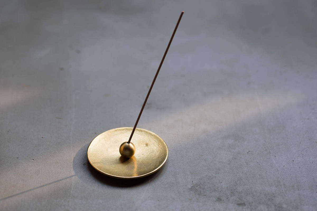 Nousaku Räucherstäbchen-Set aus Messing in Gold, rund und minimalistisch - Bild 2