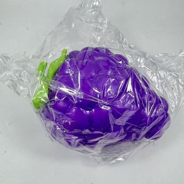 A Family Of Home Textiles Weintrauben-Quetsch-Squishy, purple - Bild 1
