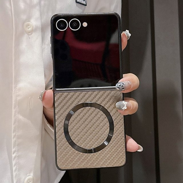 Magnetische Schutzhülle im Carbon-Faser-Muster für Samsung Galaxy Z Flip 7, 6, 5 und 4 in Schwarz und Grau mit Wireless Charging Funktion - Bild 1