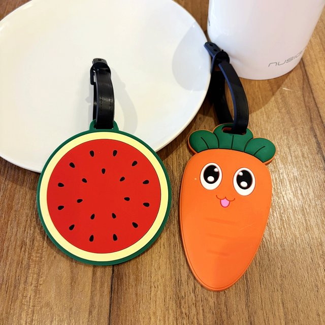 BOYI Gepäckanhänger mit Motiv Obst und Karotte in Multicolor aus Kunststoff zur Personalisierung - Bild 1