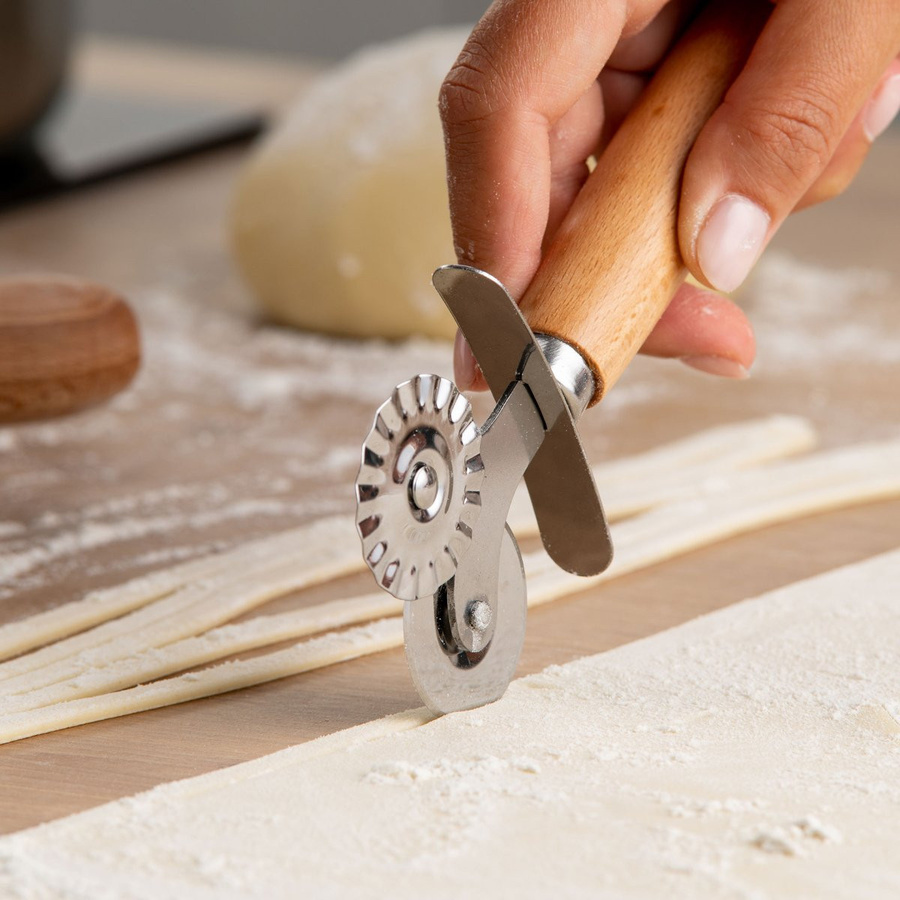 Fackelmann Teigrädchen FAIR Pizza Cutter in Silber und Holz - Bild 2