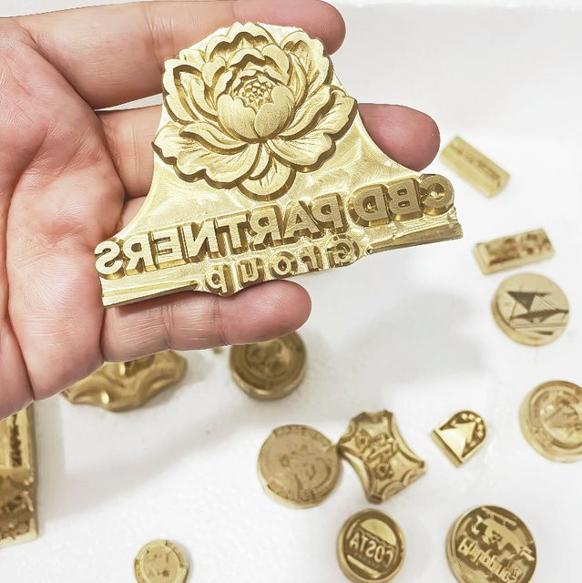Personalisierter Brandstempel aus Messing in Gold für Leder, Holz und Lebensmittel wie Kuchen oder Hamburger als Heißprägestempel für deine DIY-Bastelarbeiten - Bild 1