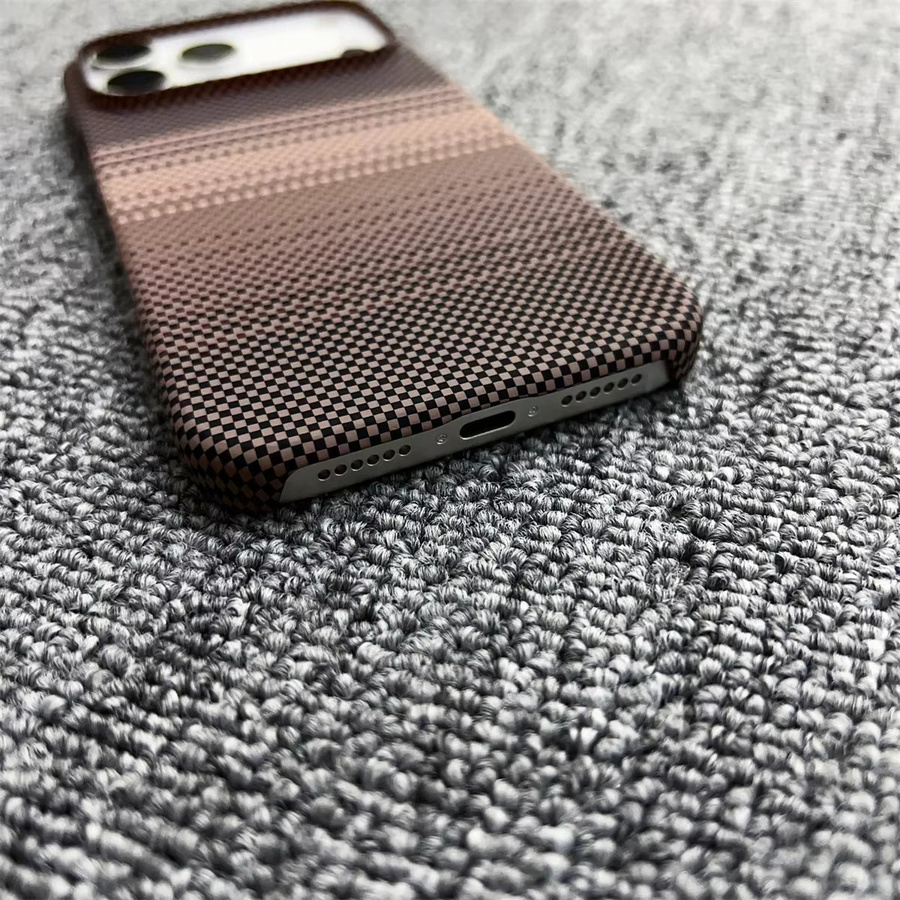Rahmenlose Handyhülle mit Kohlefasermuster für Apple iPhone 17 Air 16E 16 Plus 15 14 13 12 Pro Max in Schwarz mit Unterstützung für kabelloses Laden und schlankem Design - Bild 1