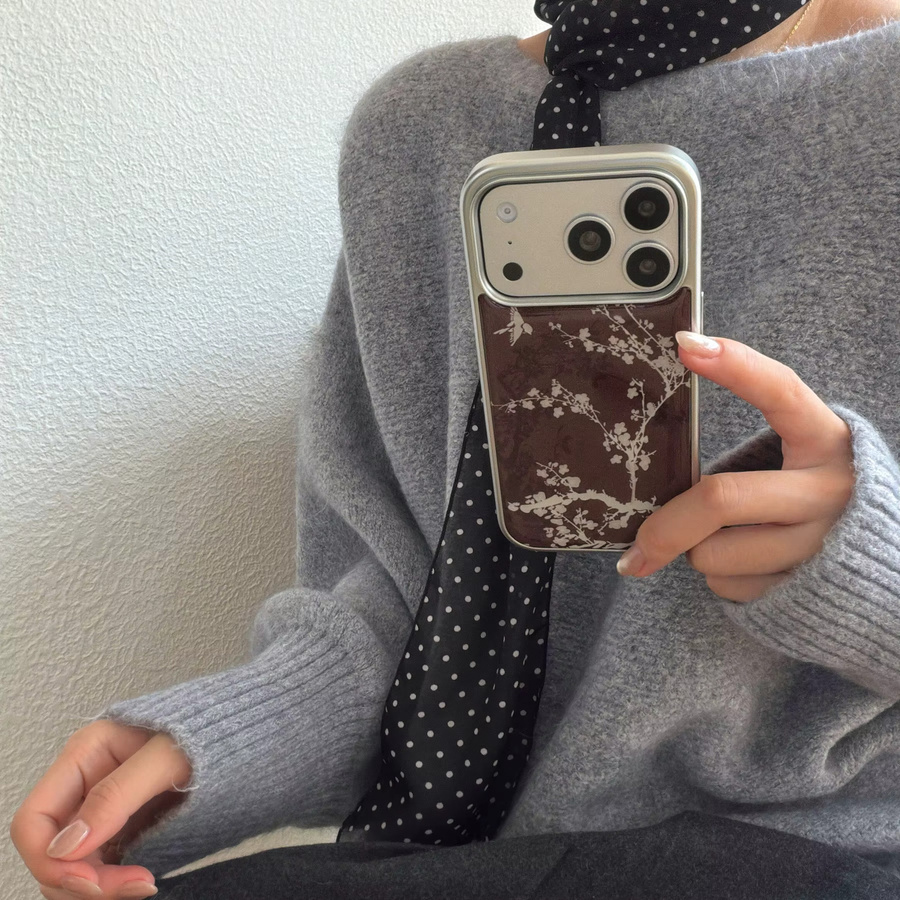 Elegante iPhone Telefonhülle mit Pflaumenblüten-Design in Burgunder und Multicolour für iPhone 17, 16, 15, 14, 13 Pro Max - Bild 6