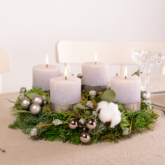 Moderner Adventskranz von BLUME2000 in Silber und Weiß für die Adventszeit mit Tanne und Stumpenkerzen, Durchmesser: 30 cm - Bild 1