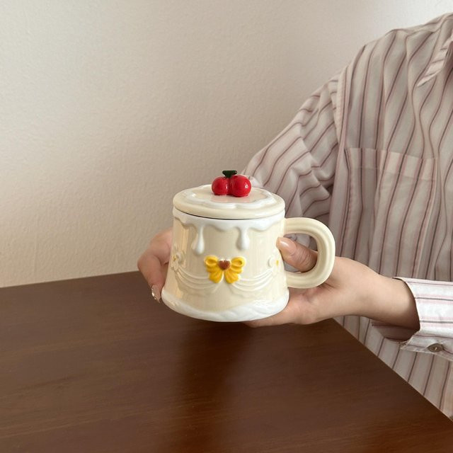 Handbemalte Kirschkuchen-Keramiktasse von Yiran toy 1 in floralem Design, 350 ml - Bild 1