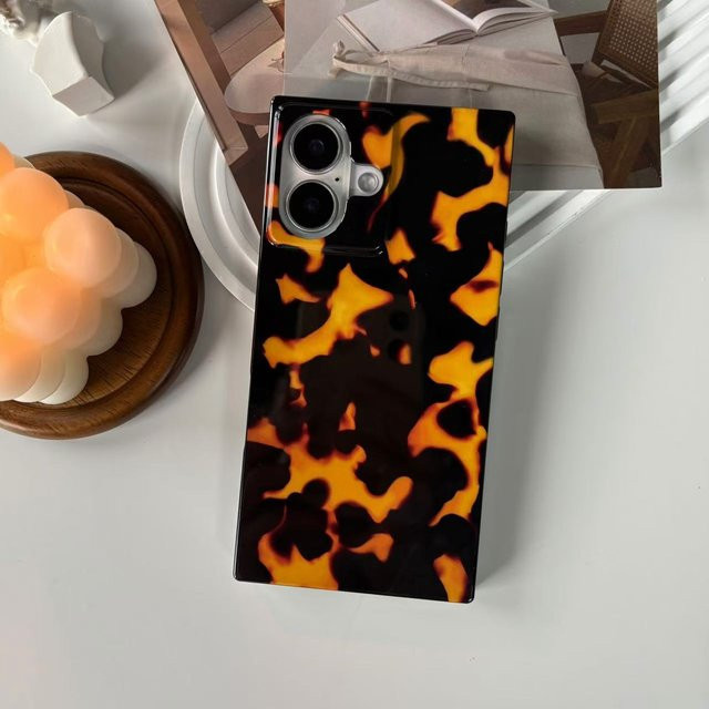 Glänzende iPhone Schutzhülle mit gelbem Flammenmuster und bernsteinfarbenem Hawksbill Design für iPhone 13, 14, 15, 16 und 17 Pro Max - Bild 1
