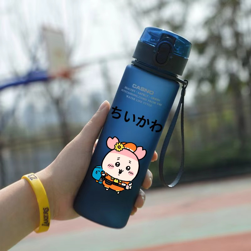 Chiikawa Trinkflasche für Kinder aus Kunststoff mit 560 ml Volumen, auslaufsicher und tragbar - Bild 3