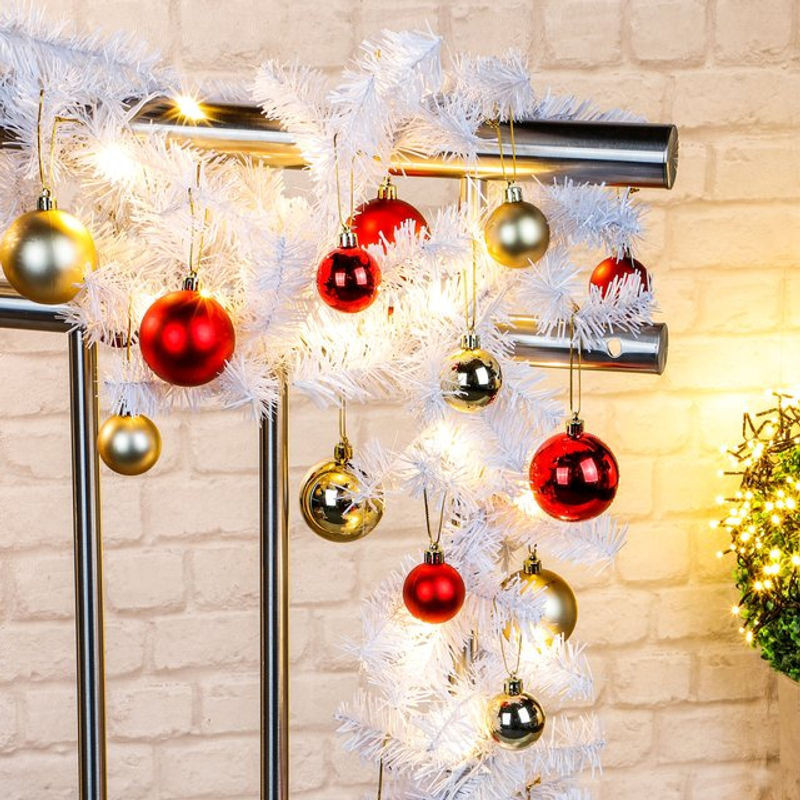 SPETEBO Weihnachts-Girlande mit Lichterkette und Christbaumkugeln in Weiß, 5 m Länge, künstliche Tannen-Dekoration mit warmweißer Beleuchtung für außen - Bild 1