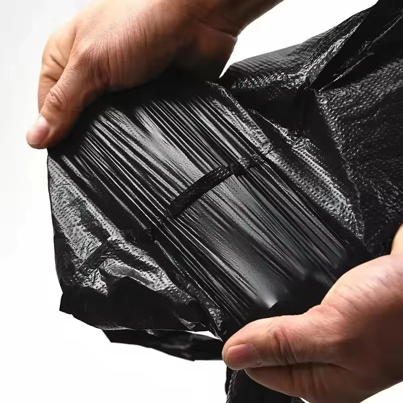 Einweg Müllbeutel aus Kunststoff mit Griff in Schwarz für Haushalt und Reinigung - Bild 2