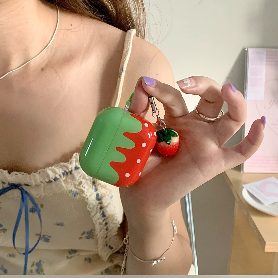 Silikonhülle mit Erdbeermuster für Apple AirPods 1, 2, 3, 4 und Pro inklusive Erdbeer-Lanyard in Rot - Bild 3