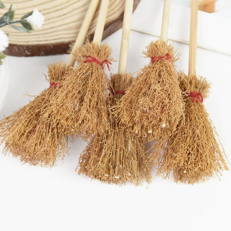 YONGSNOW Mini Hexenbesen aus Stroh und Holz als rustikale Hängeornamente für Halloween und Dekorationen in Beige - Bild 3