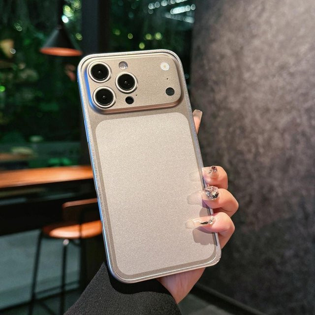 Schlanke iPhone Hülle mit Metalllegierungsrahmen und Rückplatte in Matt, kompatibel mit iPhone 12 bis 17 Pro Max, Farben: Schwarz und Silber - Bild 1
