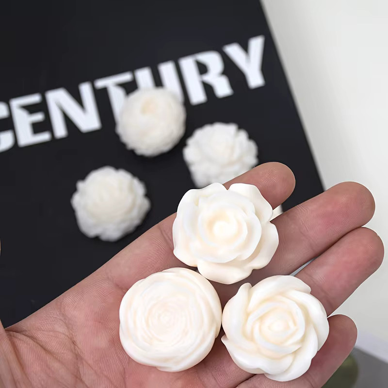 Silikonform in Blumenform für DIY-Dekorationen aus Gips oder Kuchen in Weiß - Bild 4