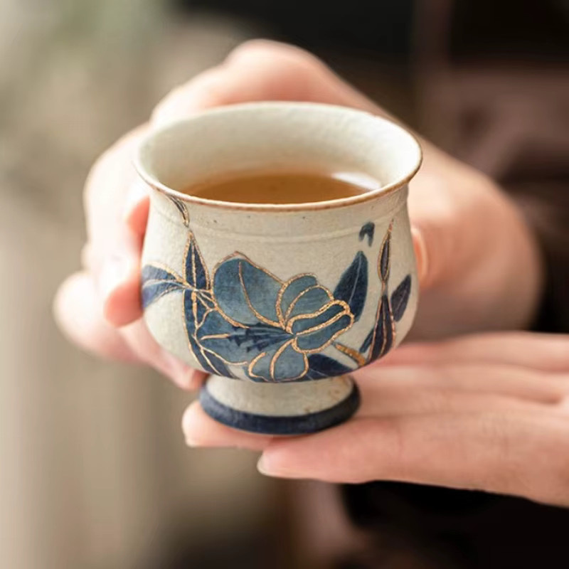 Handbemalter Keramik-Meisterbecher mit floralem Lilien-Design in Blau-Weiß-Rot und Gold für die Gongfu-Teezeremonie - Bild 2