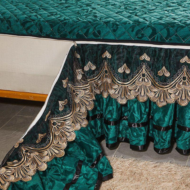 Luxuriöse Wintertagesdecke mit Bettrock-Stil und goldener Spitze, gesteppte Baumwoll-Polyester-Tagesdecke in Grün und Gold, B/B: 180 x 200 cm - Bild 3