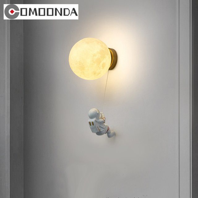 Comoonda Space Astronaut Wandlampe in Weiß mit Mond-Design für Kinderzimmer und Schlafzimmer - Bild 1