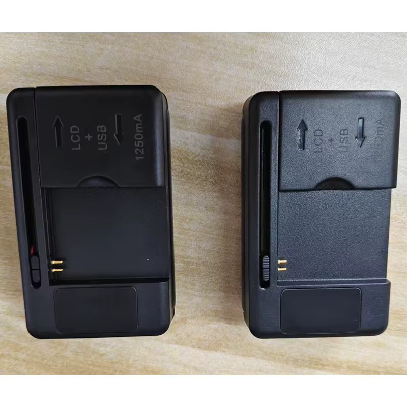 Alasicka Universeller mobiler USB-Ladeadapter für US/EU/UK mit LCD-Anzeige in Schwarz - Bild 3