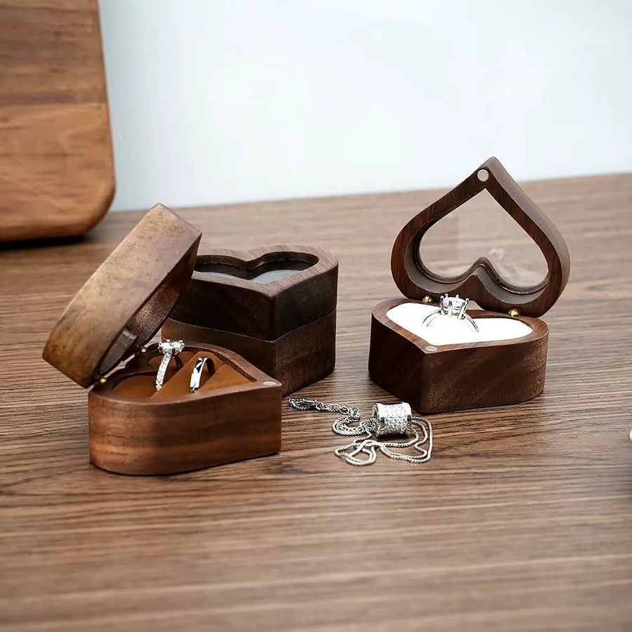 Hochwertige Schmuckbox in Herzform aus Holz für Ringe und Verlobungsgeschenke in Braun und Schwarz - Bild 2