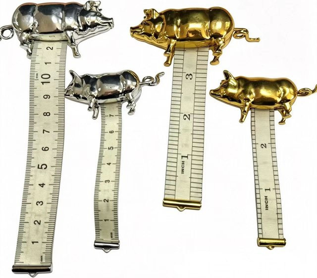 Vintage Metall-Weichmaßband in Silber mit antikem Schweine-Design für Handarbeiten und DIY-Bekleidung - Bild 1