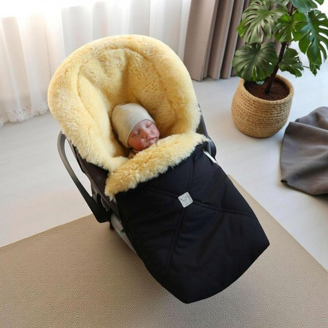 Kaiser Lammfellfußsack EMMY für Babyschalen in Schwarz - Bild 1