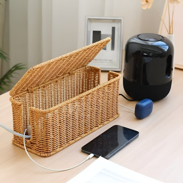 Desktop-Kabelmanagementbox aus Metall mit Rattan-Design in Beige zur Organisation von Steckdosenleisten und Datenkabeln - Bild 1