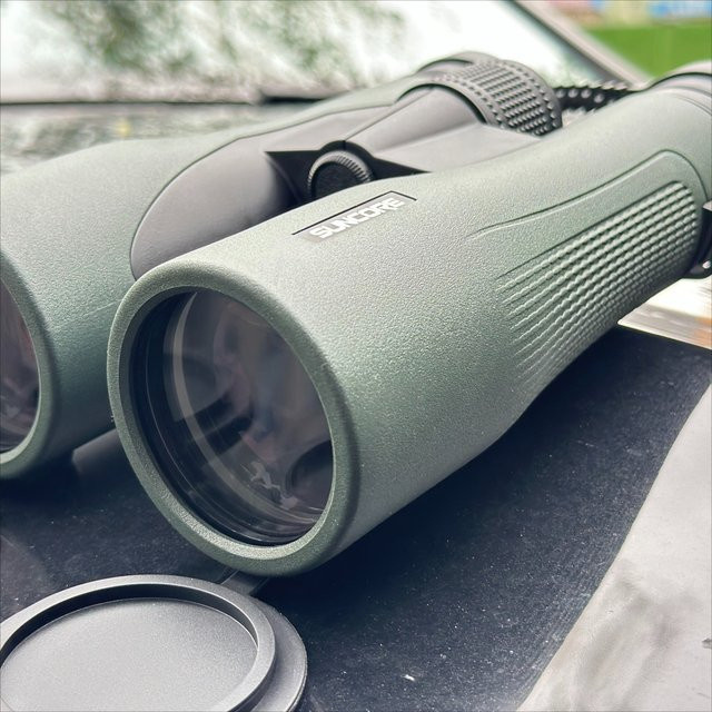 SUNCORE Professionelles Fernglas 10x50 in Grau mit HD Quick Focus und Tragetasche - Bild 1