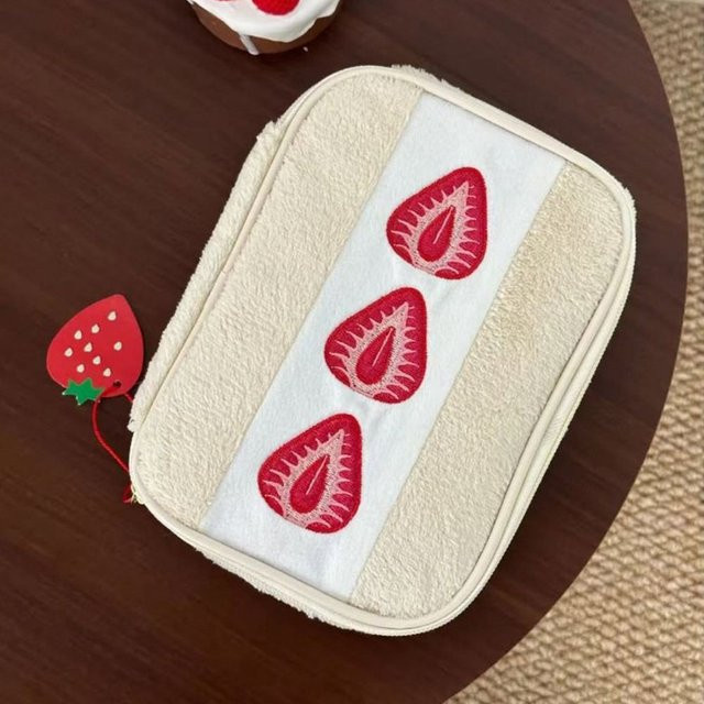 Niedliches besticktes Federmäppchen im Erdbeer-Sandwich-Design, flauschige Stifttasche und multifunktionale Make-up-Tasche in Weiß - Bild 1