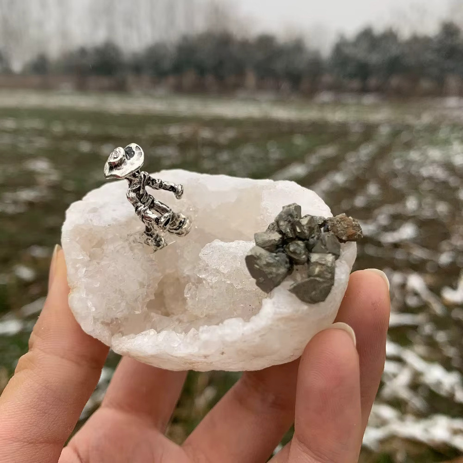 CrystalHola Kristall-Miner Ornament aus Naturstein in Weiß für dein Zuhause oder Arbeitszimmer - Bild 4
