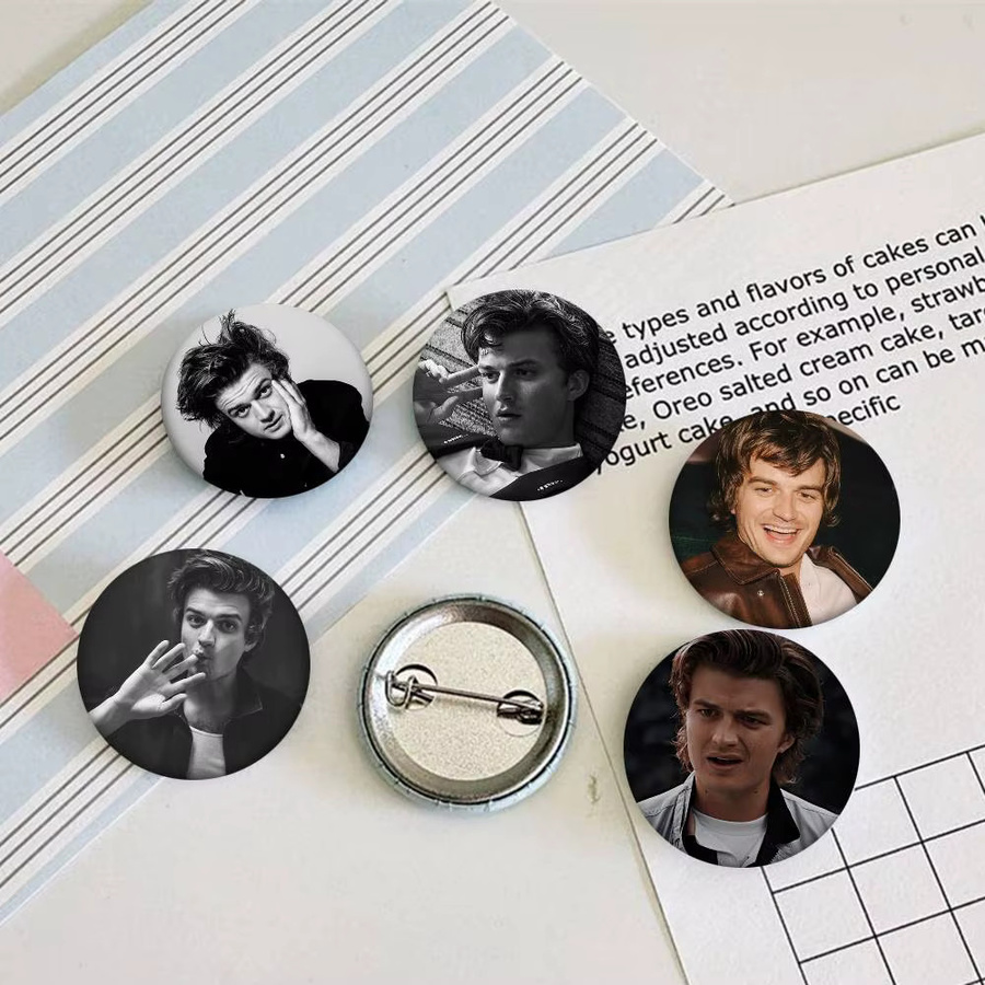 Brosche Actor Joe Cool Keery, Emaille-Pin, Metall, rund, multicolour - Bild 2