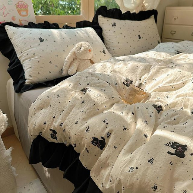 Bonenjoy Bettwäsche-Set mit floralem Muster und schwarzen Rüschen, 3-teilig, Schwarz-Weiß, B/H: 150 x 200 cm - Bild 1