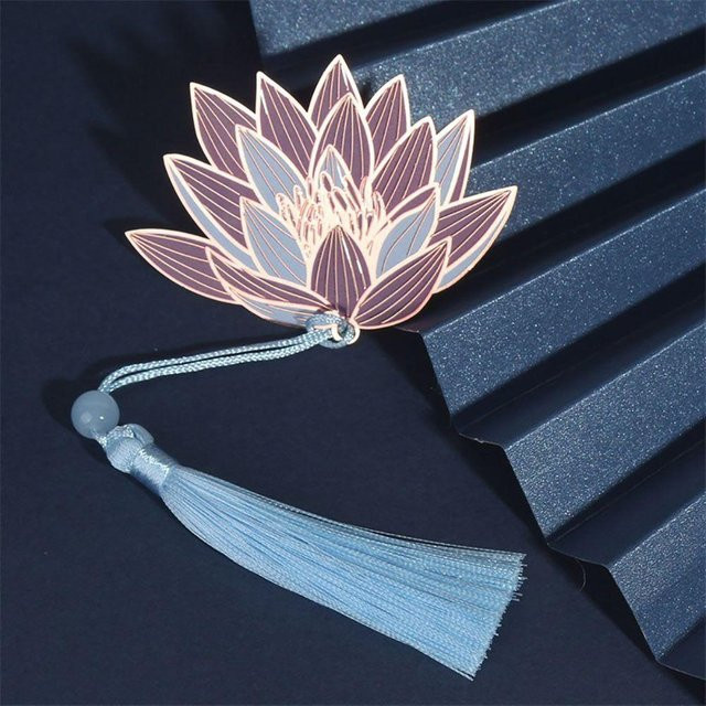 Exquisites Metall Lesezeichen im chinesischen Stil von Yiran Furniture in Roségold mit Quaste und Motiven wie Schwan, Kiefer, Kranich oder Lotus - Bild 1