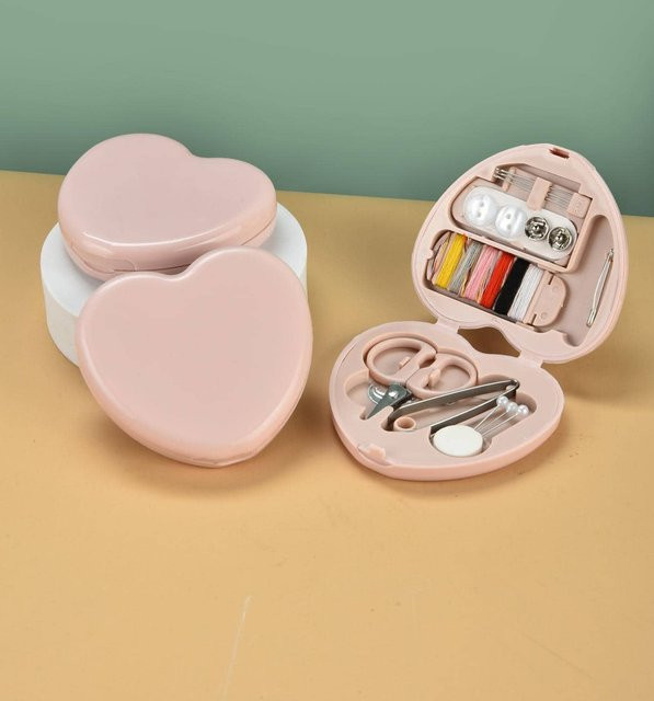 16-teiliges Nähgarn-Set aus Kunststoff in Pink mit herzförmiger Mini-Nähbox für den Haushalt - Bild 1
