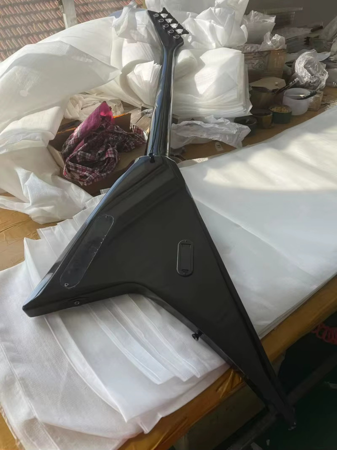 Schwarzer 4-Saiter Schwalbenschwanzbass aus Massivholz mit Palisander-Griffbrett und schwarzer Hardware in der Farbe Muskrat - Bild 5