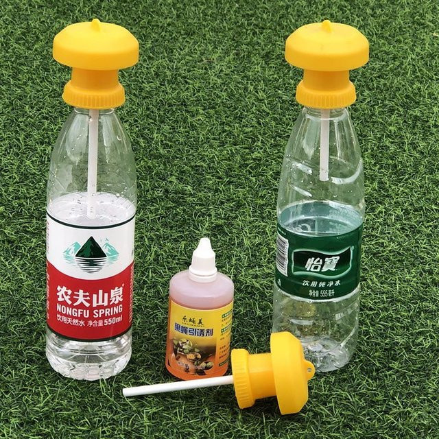 Gelbe Fruchtfliegen- und Nadelbienenfalle mit Lockmittel zur Schädlingsbekämpfung im Gemüsegarten - Bild 1