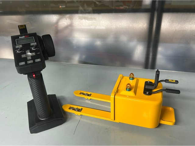 TOUCAN RC HOBBY Reach Gabelstapler, RC Electric Reach-Trucks, ferngesteuert, mit Warnleuchten - Bild 1