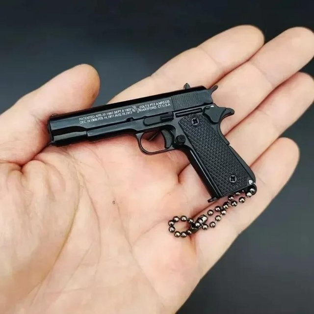 Schlüsselanhänger 1:3 Pistolenmodell Miniatur, Legierung, Unisex - Bild 1