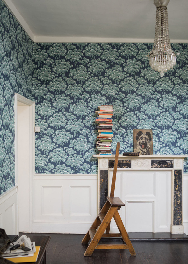 Farrow & Ball Tapete Hornbeam in den Farben Stiffkey Blue, Dix Blue und Dimpse mit floralem Botanical-Design im Country House Stil - Bild 1