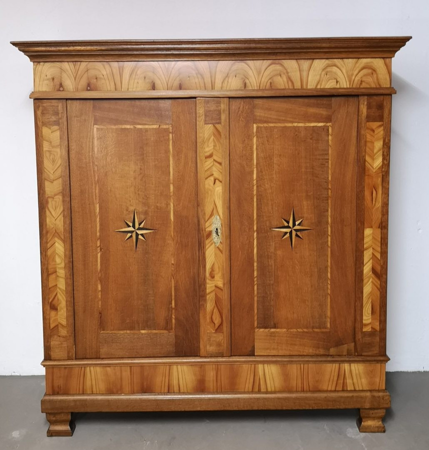 Antikhof Brück Biedermeier Schrank aus Eiche und Kirschbaum mit Stern Intarsien in Braun, B/T/H: 200 x 70 x 188 cm - Bild 1