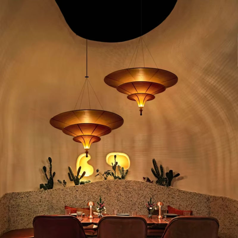 Fortuny Pendelleuchte im Wabi-Sabi Stil mit Stoffschirm und Metallakzenten in Gold/Messing für dein Zuhause - Bild 3