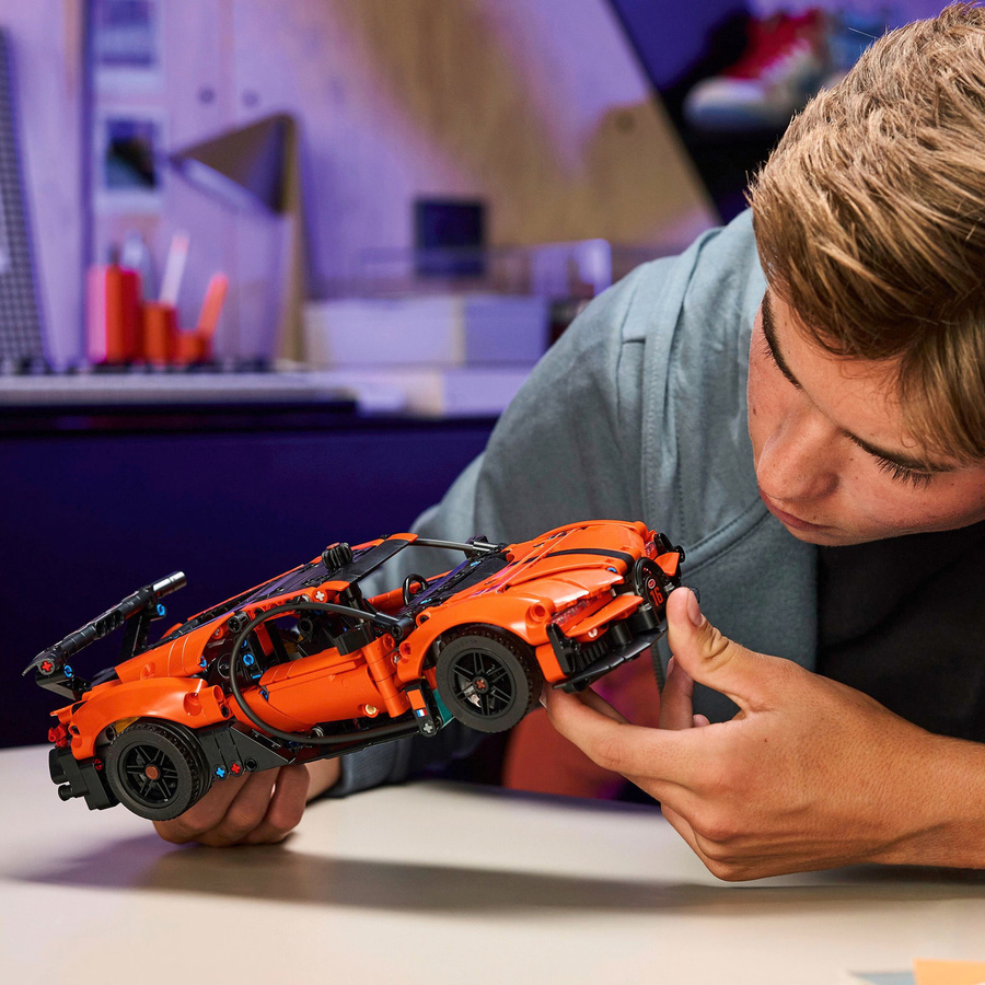 LEGO Technic Bugatti Chiron Pur Sport Hypercar Rennautos ab 9 Jahren - Bild 4
