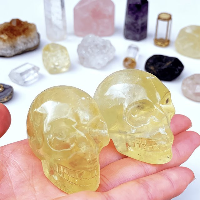 Handgeschnitzter natürlicher Citrin-Totenkopf von CrystalHola in Gelb als Kristall-Ornament für deine Mineraliensammlung - Bild 1