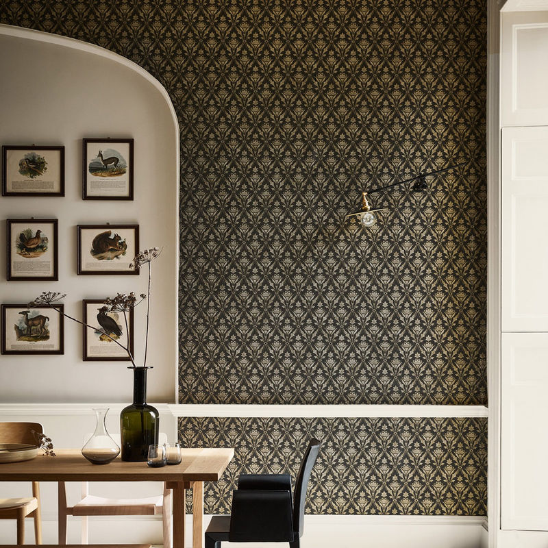 Little Greene Tapete Borough High Street Stamp in Schwarz und Gold mit Vintage City Design und floralem Muster als Non-Woven Rollen-Tapete - Bild 3